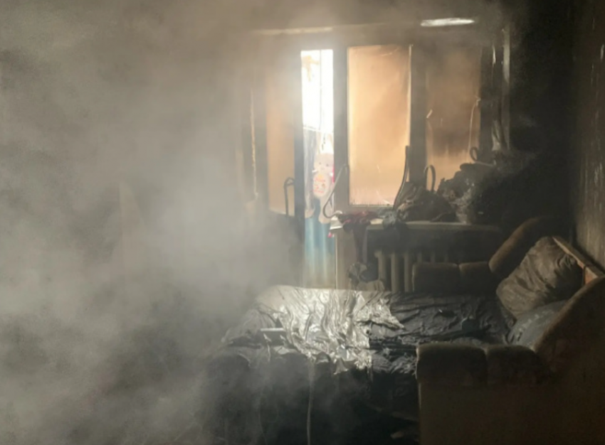 В Астрахани больше трех часов тушили квартиру: пострадали трое