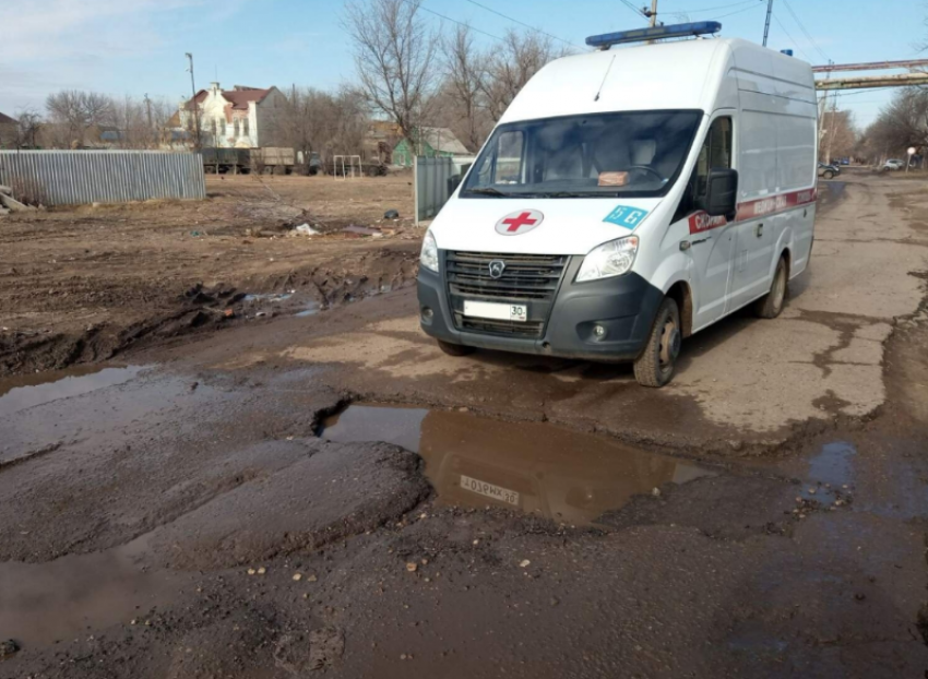 В Астрахани из-за проблемной дороги переулка Чугунова скорая помощь опаздывает к пациентам