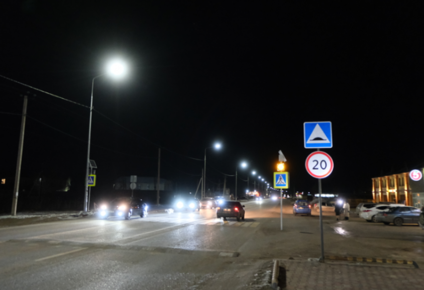 В Астрахани на аварийной улице заработало наружное освещение