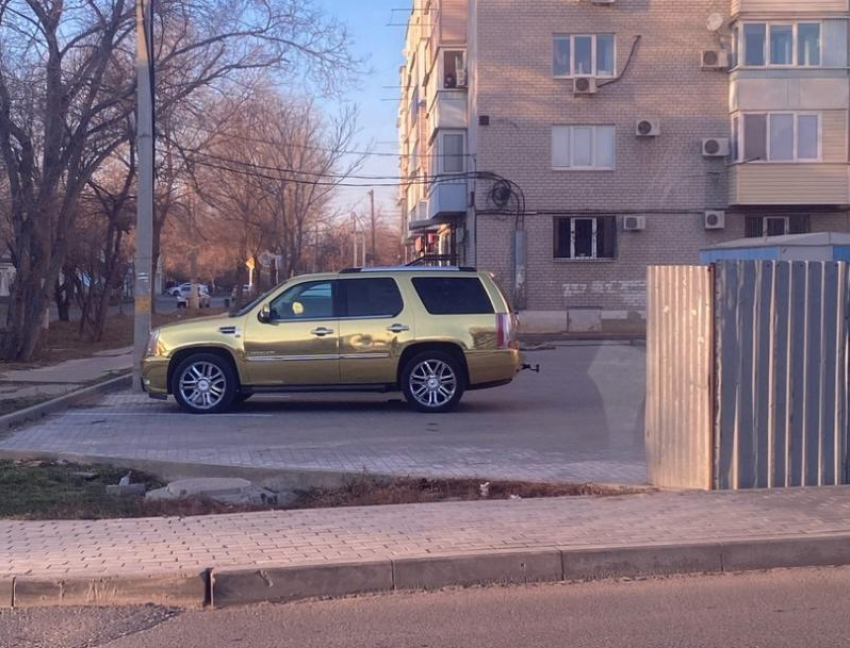 В Астрахани новость об эвакуации золотого Кадиллака оказалась фейком