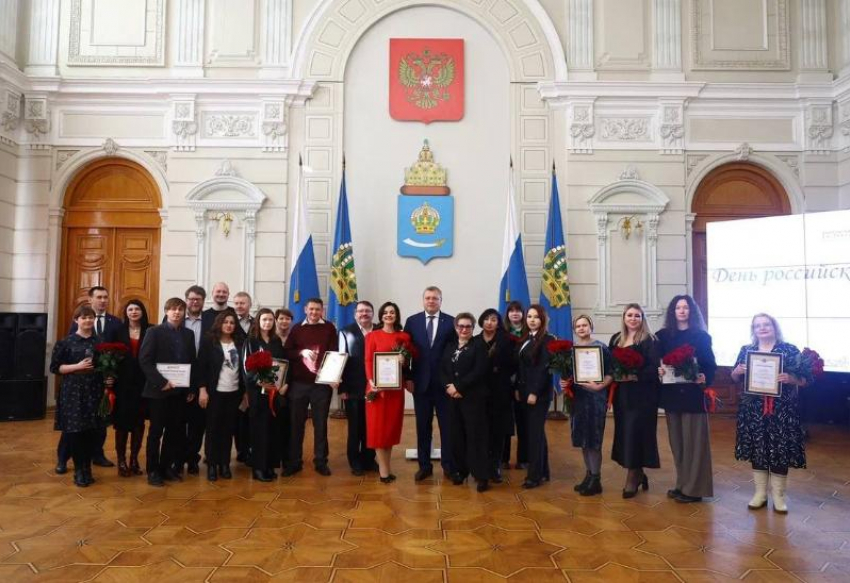 Губернатор наградил астраханских журналистов в честь Дня российской печати
