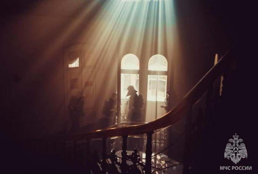 Под Астраханью шесть часов тушили две квартиры: есть пострадавшие