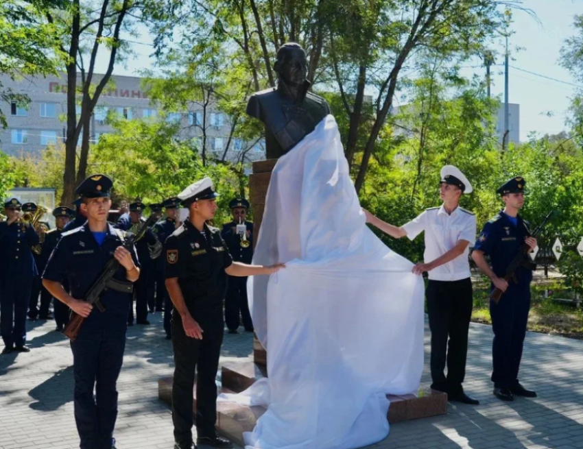 В Астрахани открыли бюст адмиралу, превратившему русский флот в непобедимую силу