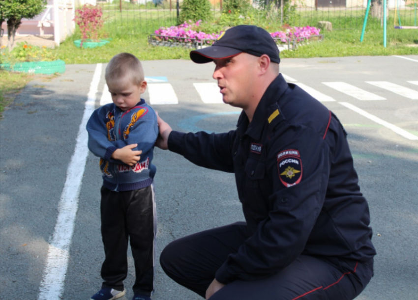 В Астрахани полицейские будут ходить по домам и защищать детей от насилия родителей