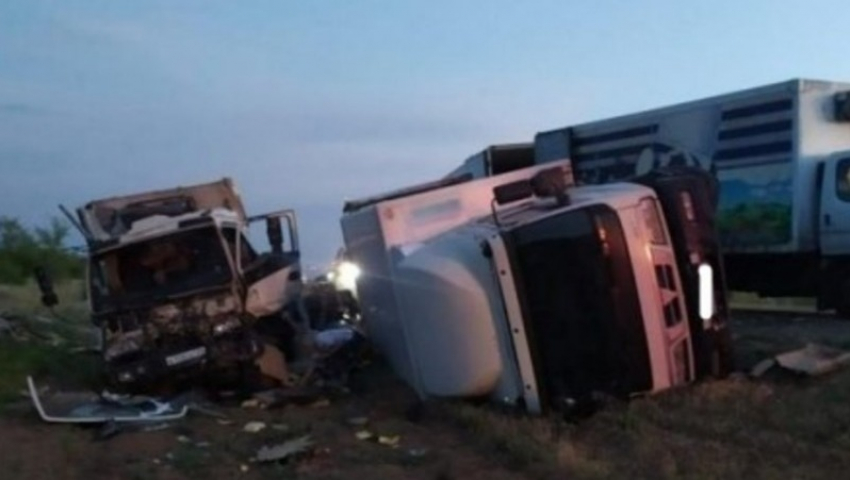 По дороге в Астрахань в аварии столкнулись три фургона, есть погибший