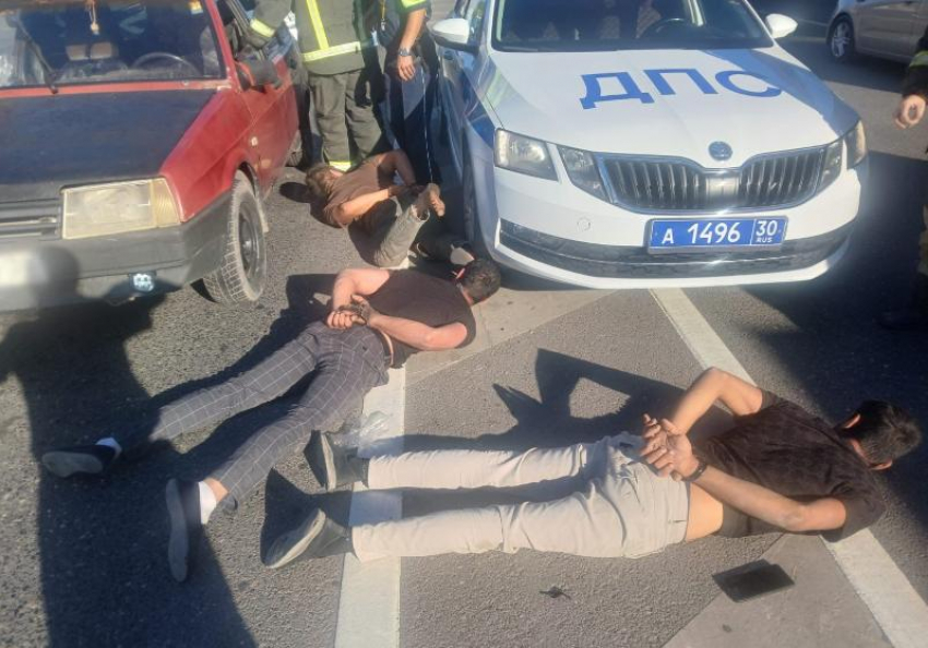 В Астрахани задержали водителя и его пассажиров за конфликт с полицией