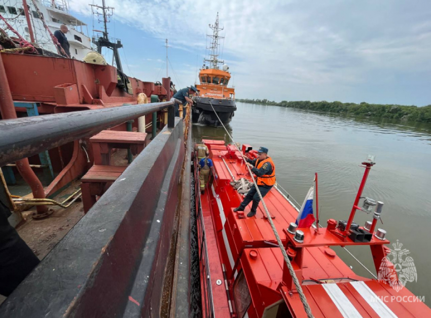 Под Астраханью загорелось судно на реке 