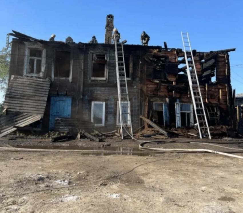 В Астрахани сгорел нежилой двухэтажный дом 
