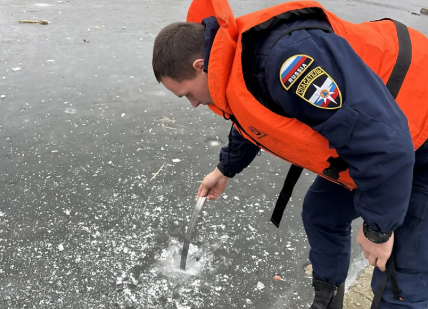 Толщина льда на водоемах Астрахани опасна для жизни