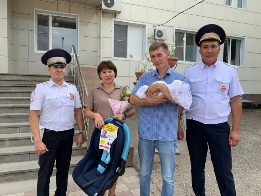 Астраханские полицейские спасли беременную женщину