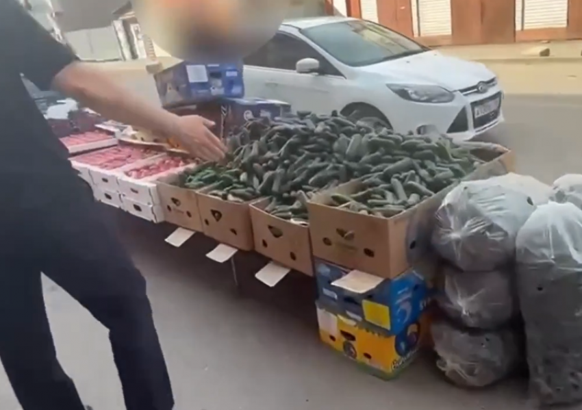 На рынке в Астрахани убрали картонные прилавки, мешавшие прохожим и водителям