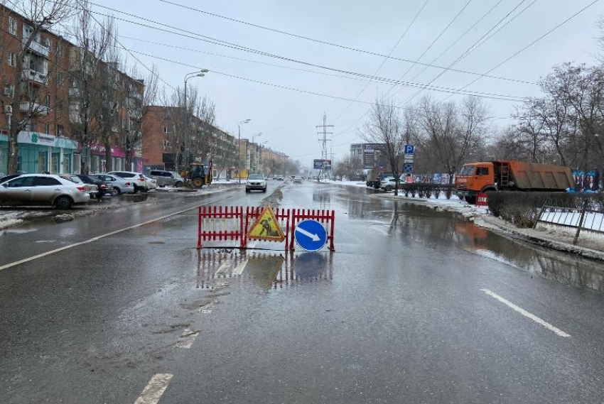 У парка «Аркадия» в Астрахани прорвало трубопровод, движение рядом ограничено