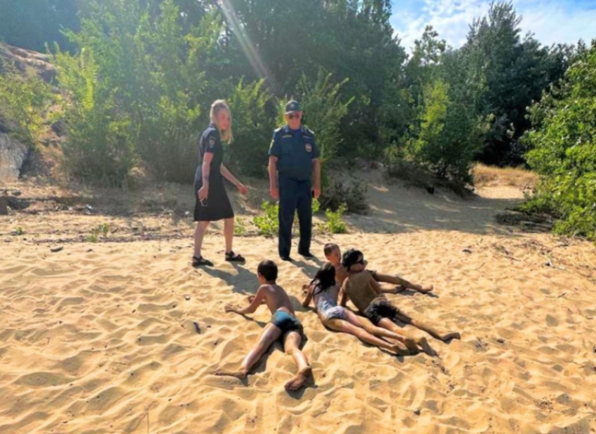 На диких пляжах под Астраханью обнаружили детей