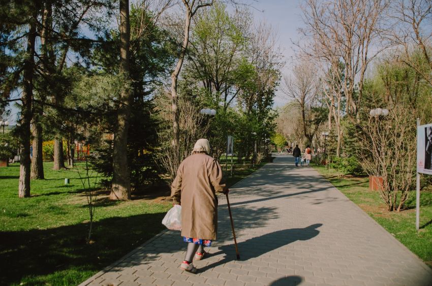 Астраханцам старше 65 лет теперь можно гулять и заниматься спортом