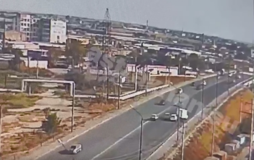 В Астрахани фургон чуть не улетел с Кубанского моста после удара с легковушкой
