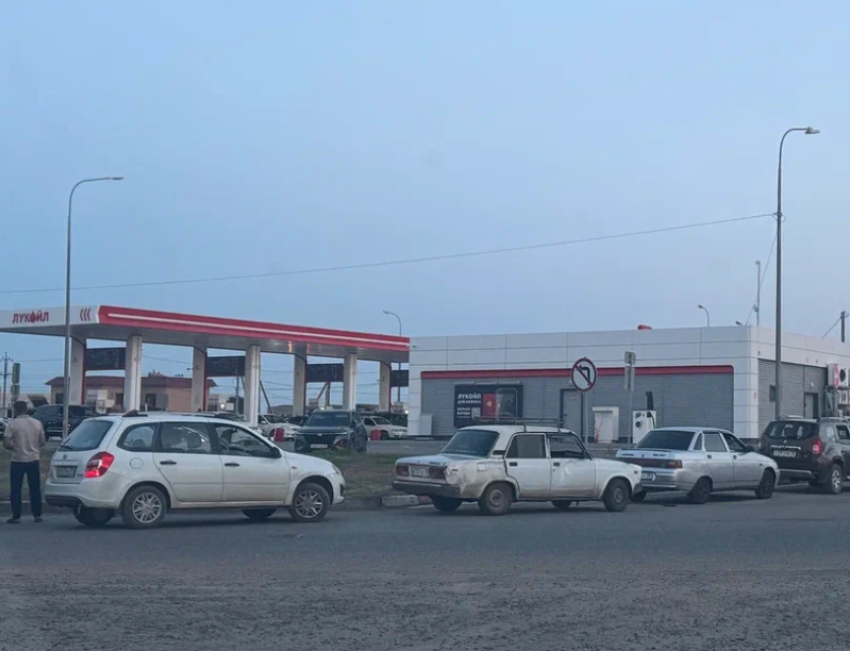 В Астрахани ограничили стоянку машин рядом с автозаправками