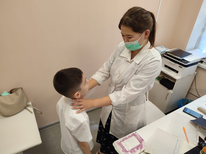 В Астраханской области мобильный лечебно-профилактический комплекс возобновил осмотры детей