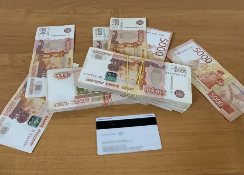 Астраханская полиция перехватила иногороднего курьера телефонных мошенников