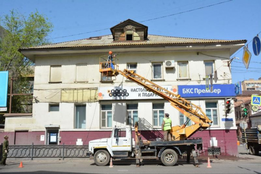 В Астрахани моют здания и освежают дорожные ограждения