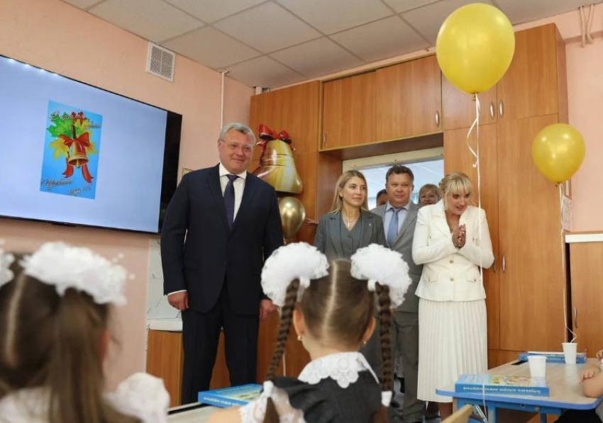 В День знаний больше 200 тысяч астраханцев сели за парты