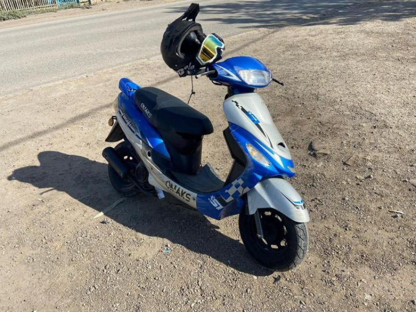 В Астрахани полицейские остановили скутер и потребовали денег с водителя