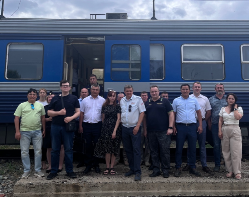 Три несанкционированные свалки бытовых отходов вблизи железной дороги выявили в Астраханской области