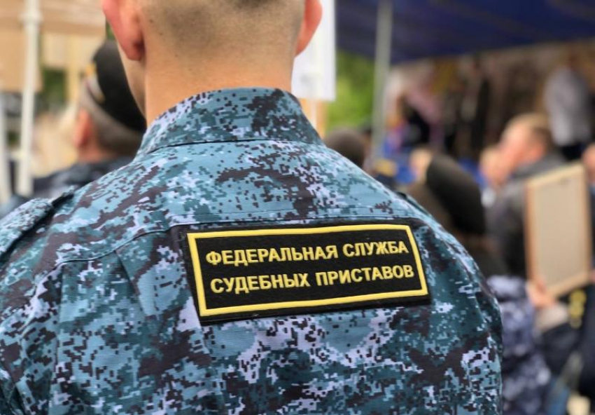 В здание астраханского суда пришел свидетель с травматическим пистолетом