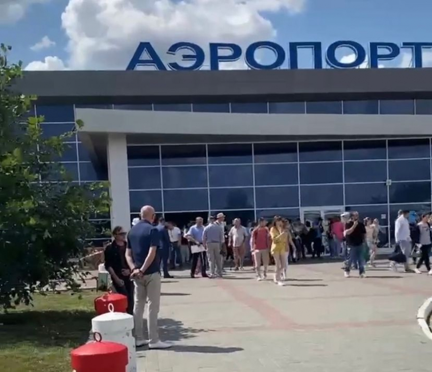 Неизвестные сообщили о минировании аэропорта в Астрахани