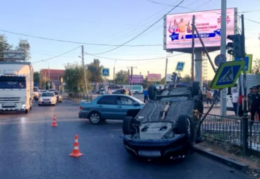 В Астрахани у Больших Исад в результате ДТП перевернулась машина