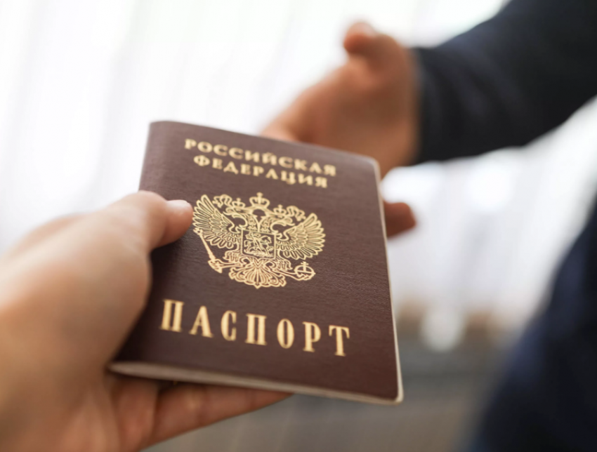 Десять астраханцев отдали паспорта мошенникам и потеряли около миллиона рублей