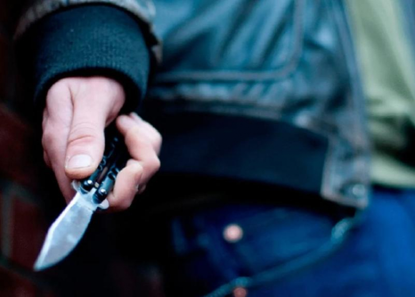 В Астрахани двое парней, угрожая ножом, отобрали мобильник у подростка