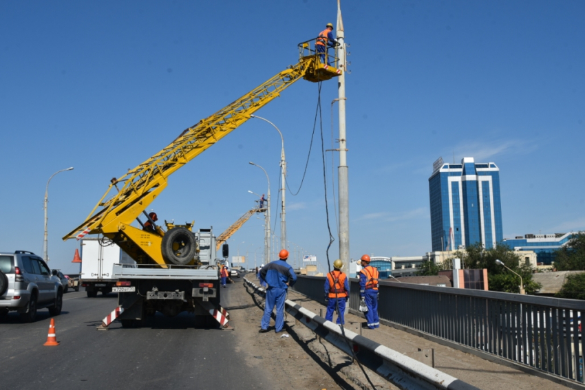 В Астрахани на Новом мосту меняют кабель для наружного освещения