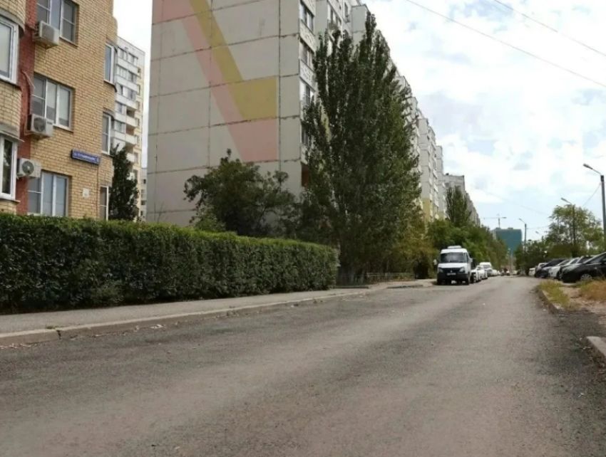 В Астрахани обновляют дороги дворовых территорий по просьбам жителей
