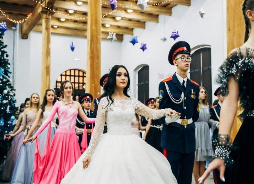 В Астраханском кремле состоялся юбилейный казачий кадетский бал