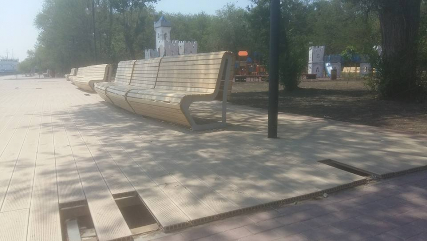 "Экономили деньги": что могло разрушить недавно отремонтированный в Астрахани парк 