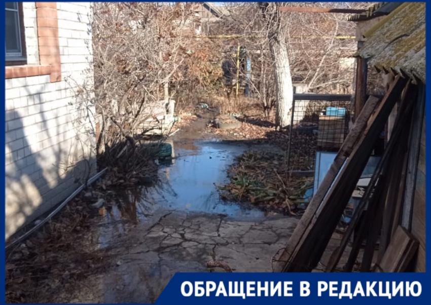 В Астрахани третью неделю подвалы домов затапливает водой из прорванной трубы
