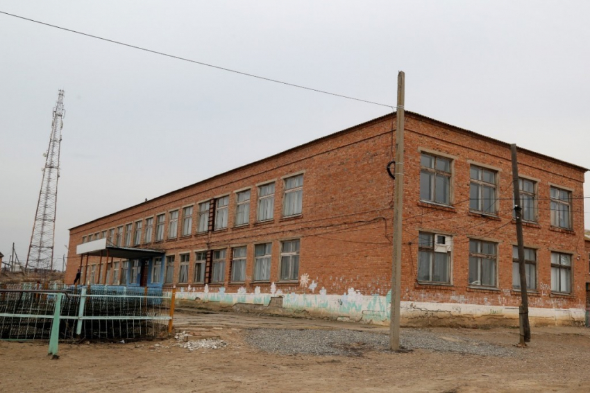 Школу в Астраханской области признали аварийной, но занятия в ней продолжатся