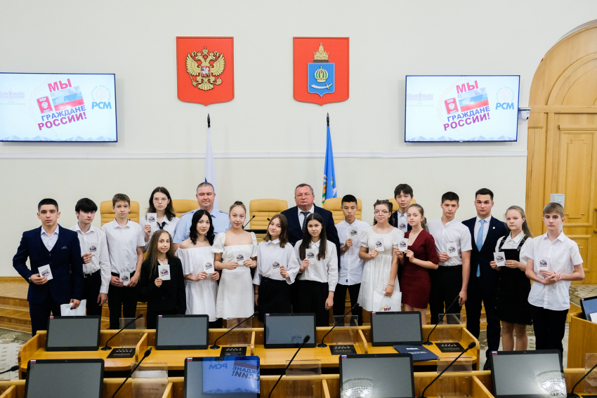 16 школьников получили паспорта в Думе Астраханской области 