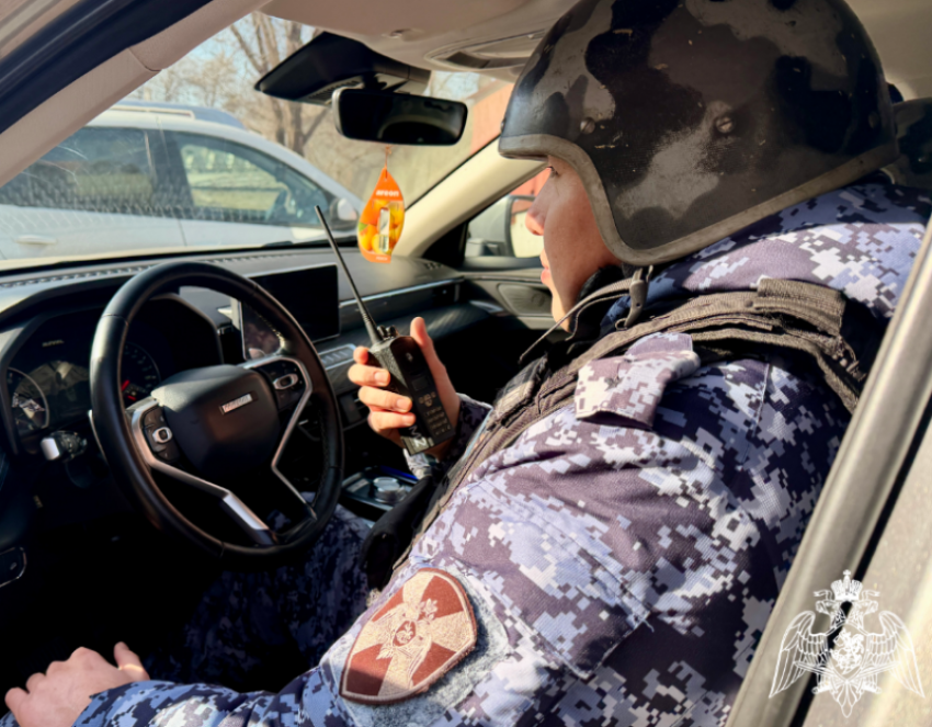 Росгвардейцы задержали астраханца с неоплаченным алкоголем и закусками