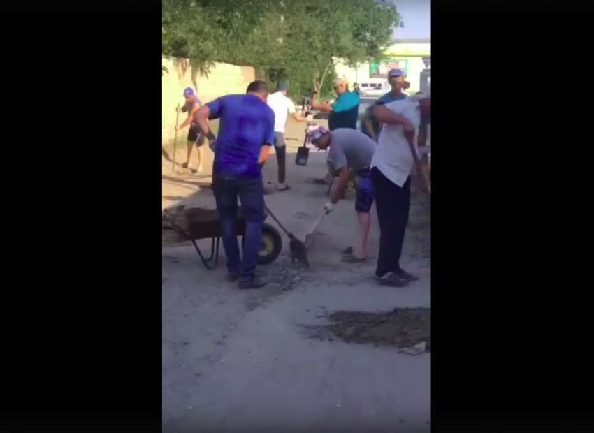 «Позор для чиновников»: астраханцы своими силами отремонтировали километр дороги