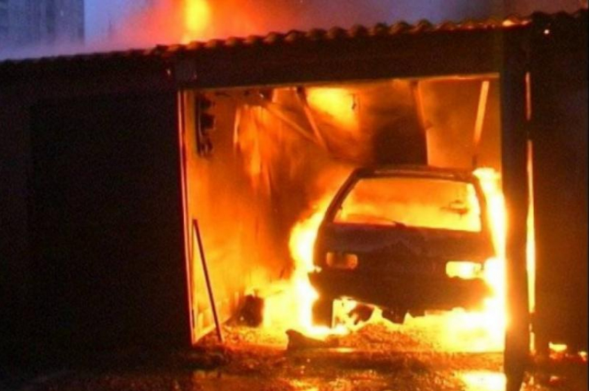 В Астраханской области из-за неисправного автомобиля сгорел гараж