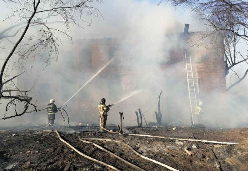 В Трусовском районе Астрахани сгорел многоквартирный жилой дом