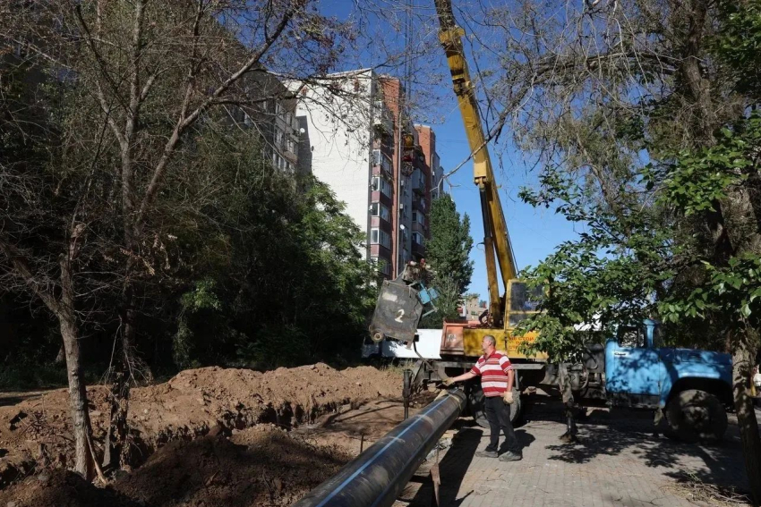 В Астрахани меняют огромный аварийный участок напорного коллектора