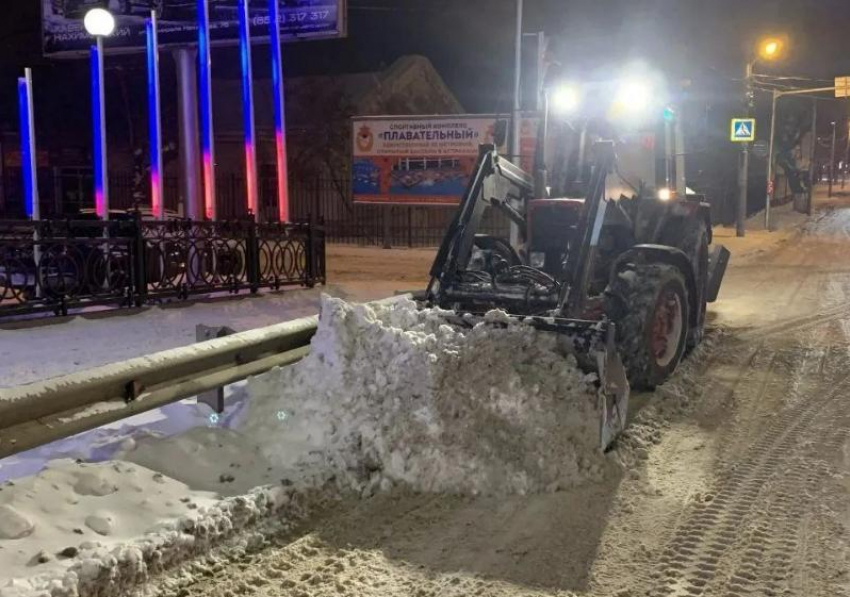 За ночь с астраханских улиц убрали около 450 кубометров снега