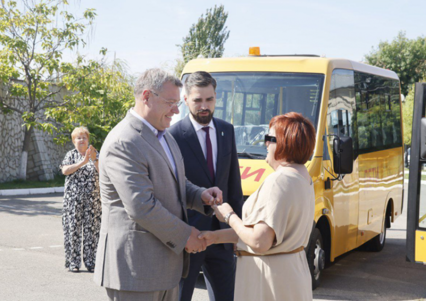 Ключи от новых автобусов получили восемь астраханских школ