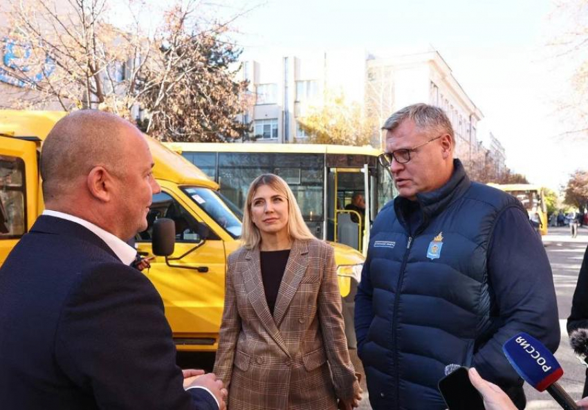 Астраханским сельским школам передали 11 новых автобусов