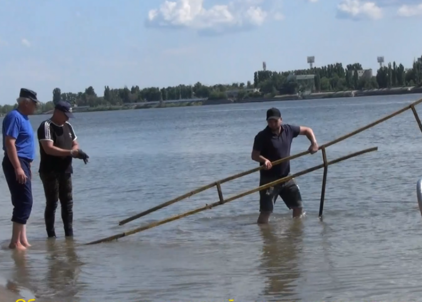 Астраханские водолазы достали из воды 200 килограммов опасных предметов