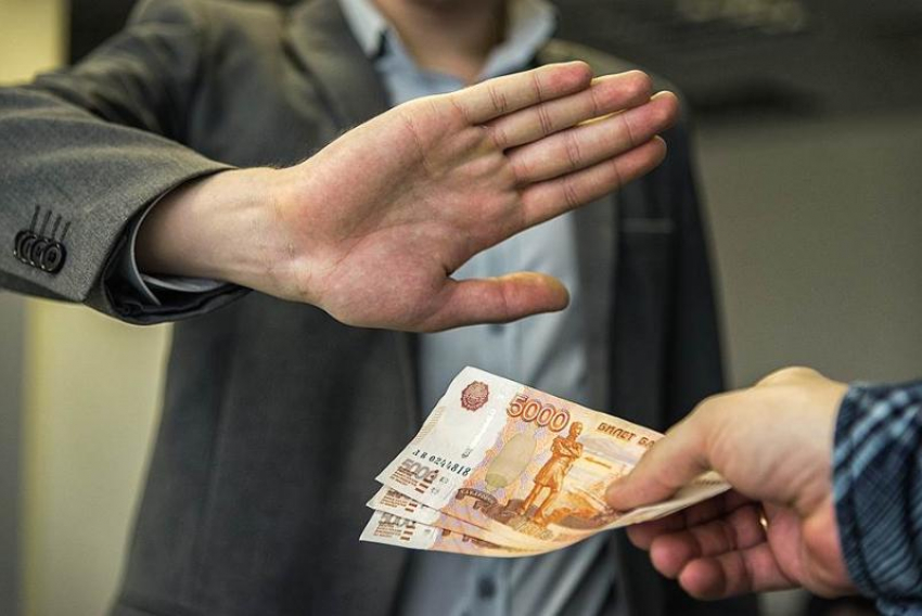 Астраханских чиновников могут обязать докладывать о коррупционных правонарушениях