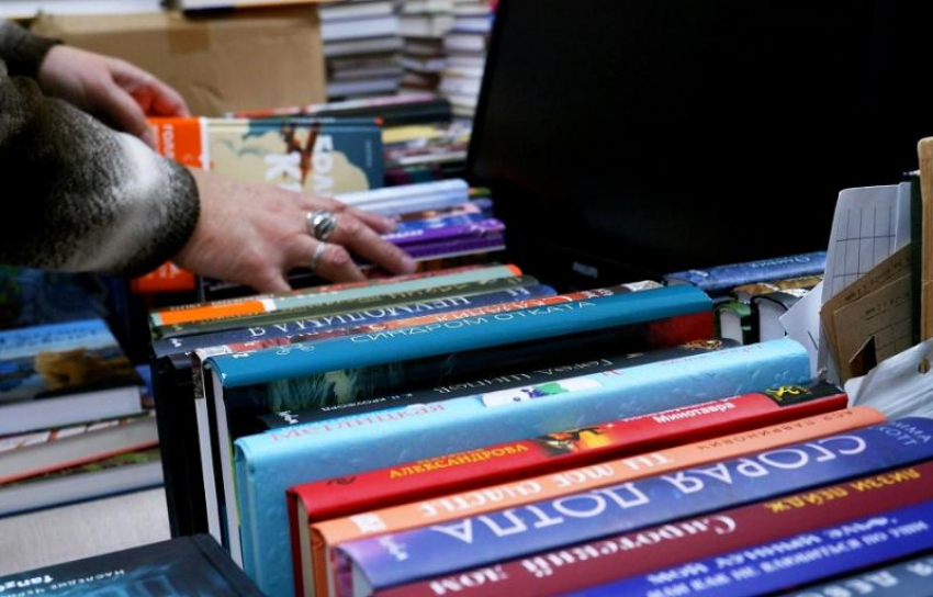 Астраханцы смогут «Дарить книги с любовью» в течение недели