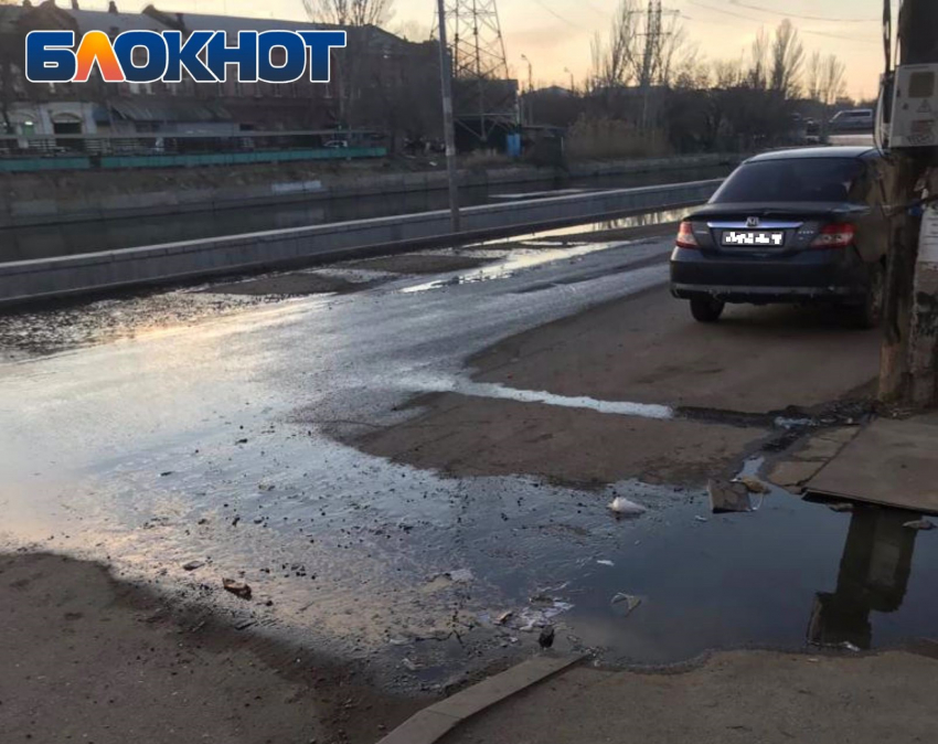 Астраханцы жалуются на канализационную течь рядом с рынком Большие Исады